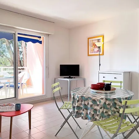 Apartment 2 Pieces Avec Terrasse, Proche Et Commerces, Parking Prive, Au Lavandou - Fr-1-251-538 *