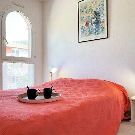 2 Pieces Avec Terrasse, Proche Et Commerces, Parking Prive, Au Lavandou - Fr-1-251-538