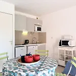 Apartment 2 Pieces Avec Terrasse, Proche Et Commerces, Parking Prive, Au Lavandou - Fr-1-251-538