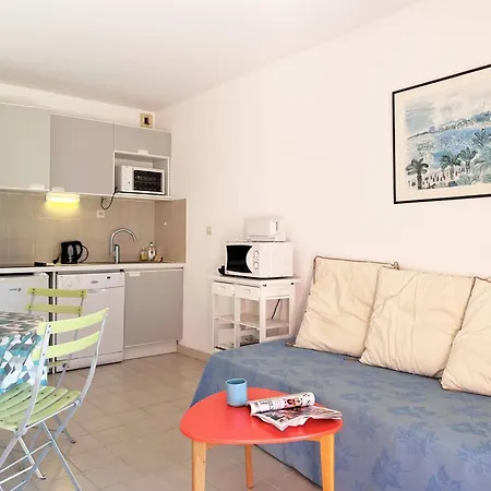 2 Pieces Avec Terrasse, Proche Et Commerces, Parking Prive, Au Lavandou - Fr-1-251-538 Ле-Лаванду