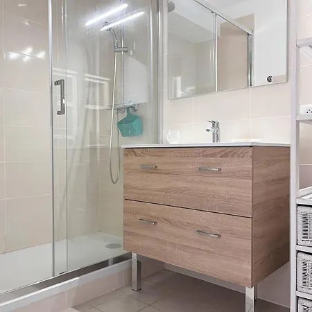 2 Pièces Avec Terrasse, Proche Et Commerces, Parking Privé, Au Lavandou - Fr-1-251-538 *