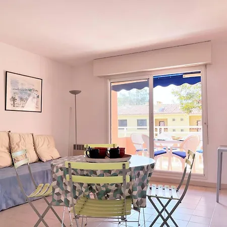 Appartamento 2 Pièces Avec Terrasse, Proche Et Commerces, Parking Privé, Au Lavandou - Fr-1-251-538