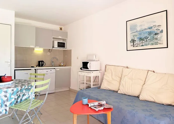 2 Pieces Avec Terrasse, Proche Et Commerces, Parking Prive, Au Lavandou - Fr-1-251-538 Le Lavandou