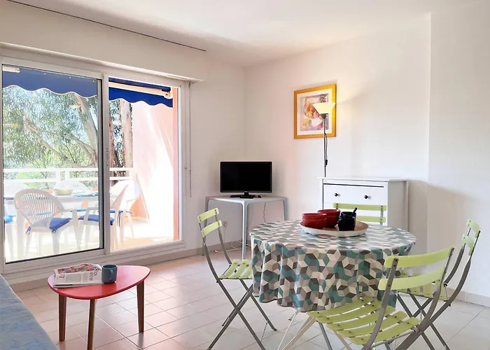 Apartmán 2 Pieces Avec Terrasse, Proche Et Commerces, Parking Prive, Au Lavandou - Fr-1-251-538 *