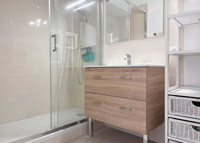 2 Pieces Avec Terrasse, Proche Et Commerces, Parking Prive, Au Lavandou - Fr-1-251-538 *