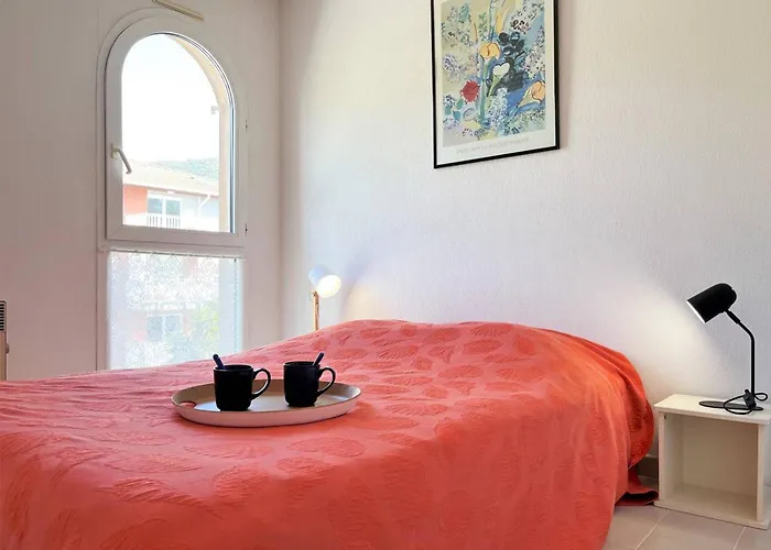 2 Pieces Avec Terrasse, Proche Et Commerces, Parking Prive, Au Lavandou - Fr-1-251-538