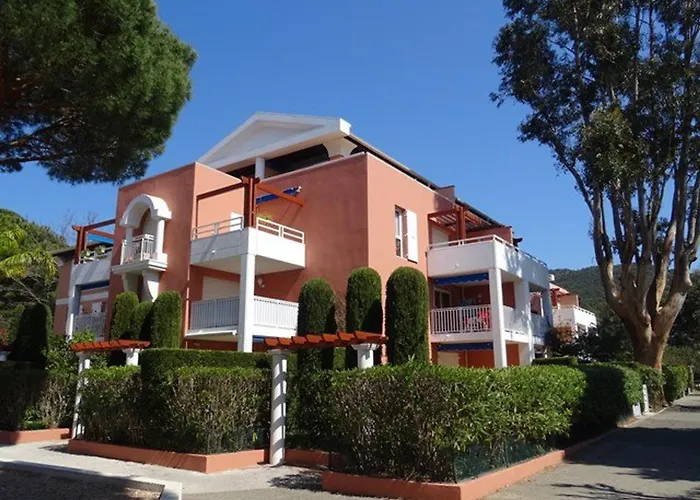 2 Pieces Avec Terrasse, Proche Et Commerces, Parking Prive, Au Lavandou - Fr-1-251-538 Apartmán *