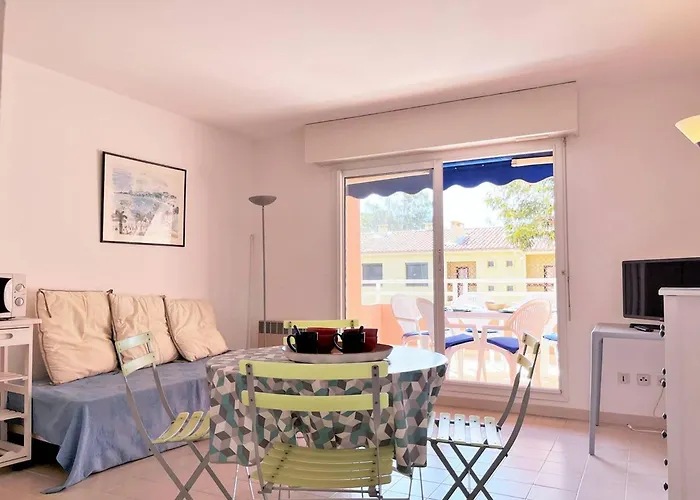 Apartmán 2 Pieces Avec Terrasse, Proche Et Commerces, Parking Prive, Au Lavandou - Fr-1-251-538